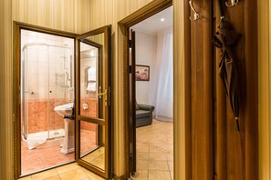 2 bedrooms, premium bedding, in-room safe, desk