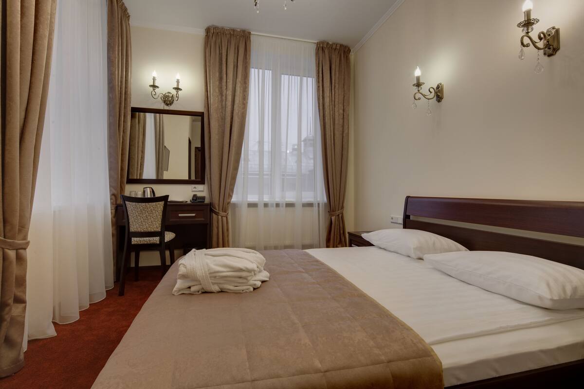 2 bedrooms, premium bedding, in-room safe, desk