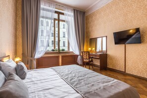 2 bedrooms, premium bedding, in-room safe, desk