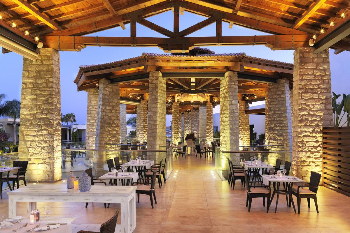 8 restaurants, dinner served, italian cuisine