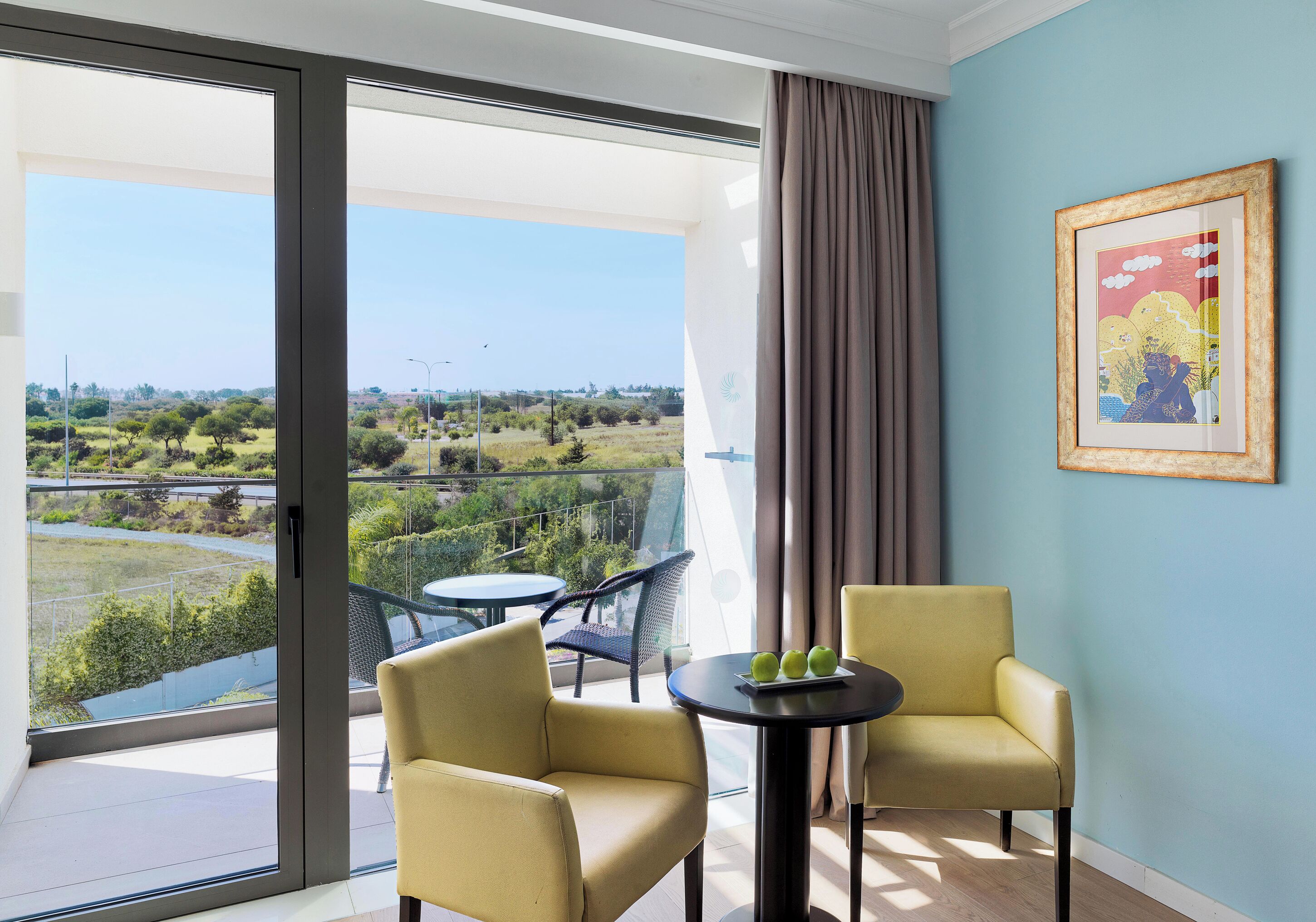 deluxe room, courtyard view | 1 bedroom, free minibar items, in-room safe, desk