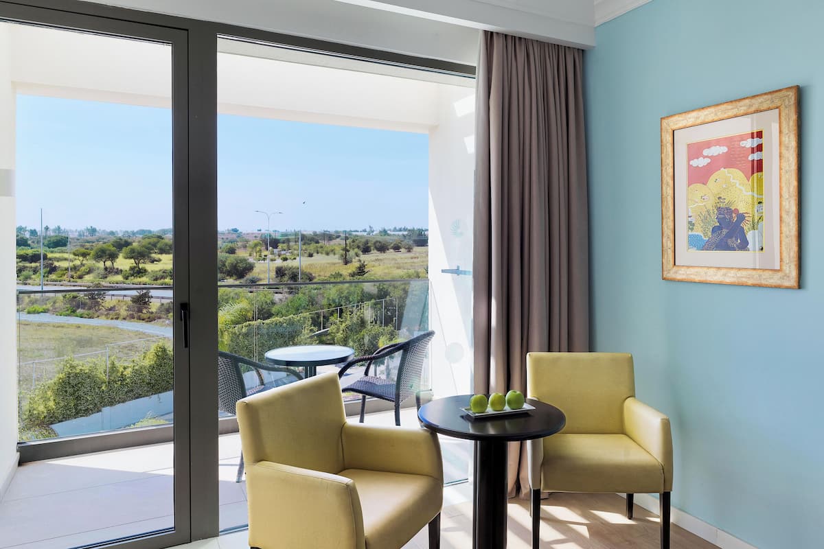 deluxe room, courtyard view | 1 bedroom, free minibar items, in-room safe, desk