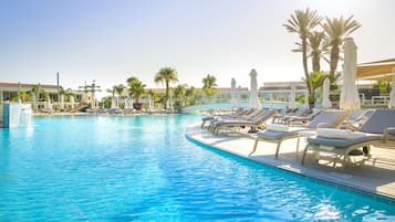 Una piscina cubierta, 6 piscinas al aire libre, sombrillas, tumbonas