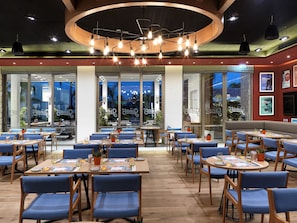 8 restaurants, dinner served, Italian cuisine