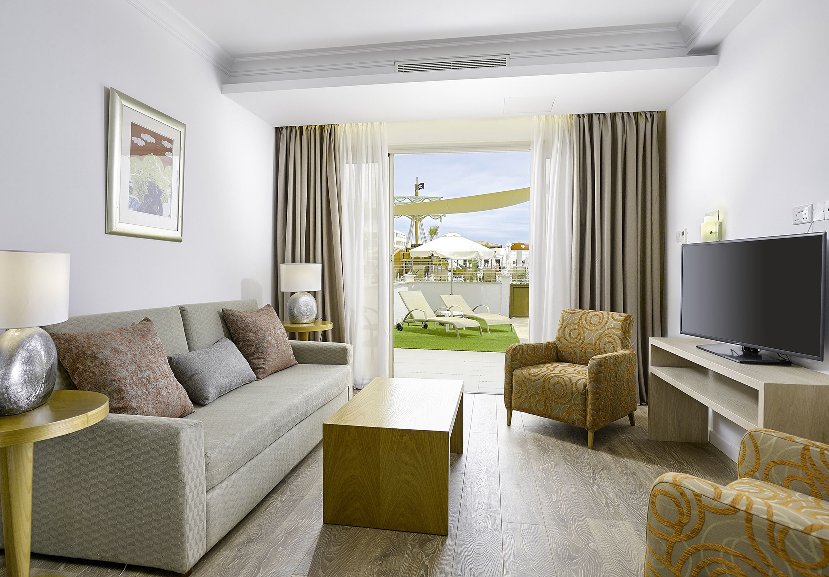 suite, garden area (private garden) | 1 bedroom, free minibar items, in-room safe, desk