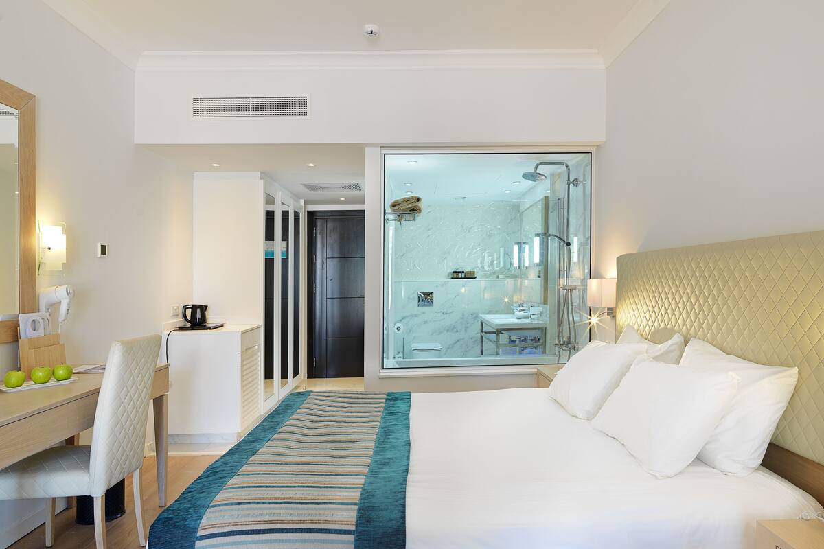 superior room (private garden) | 1 bedroom, free minibar items, in-room safe, desk