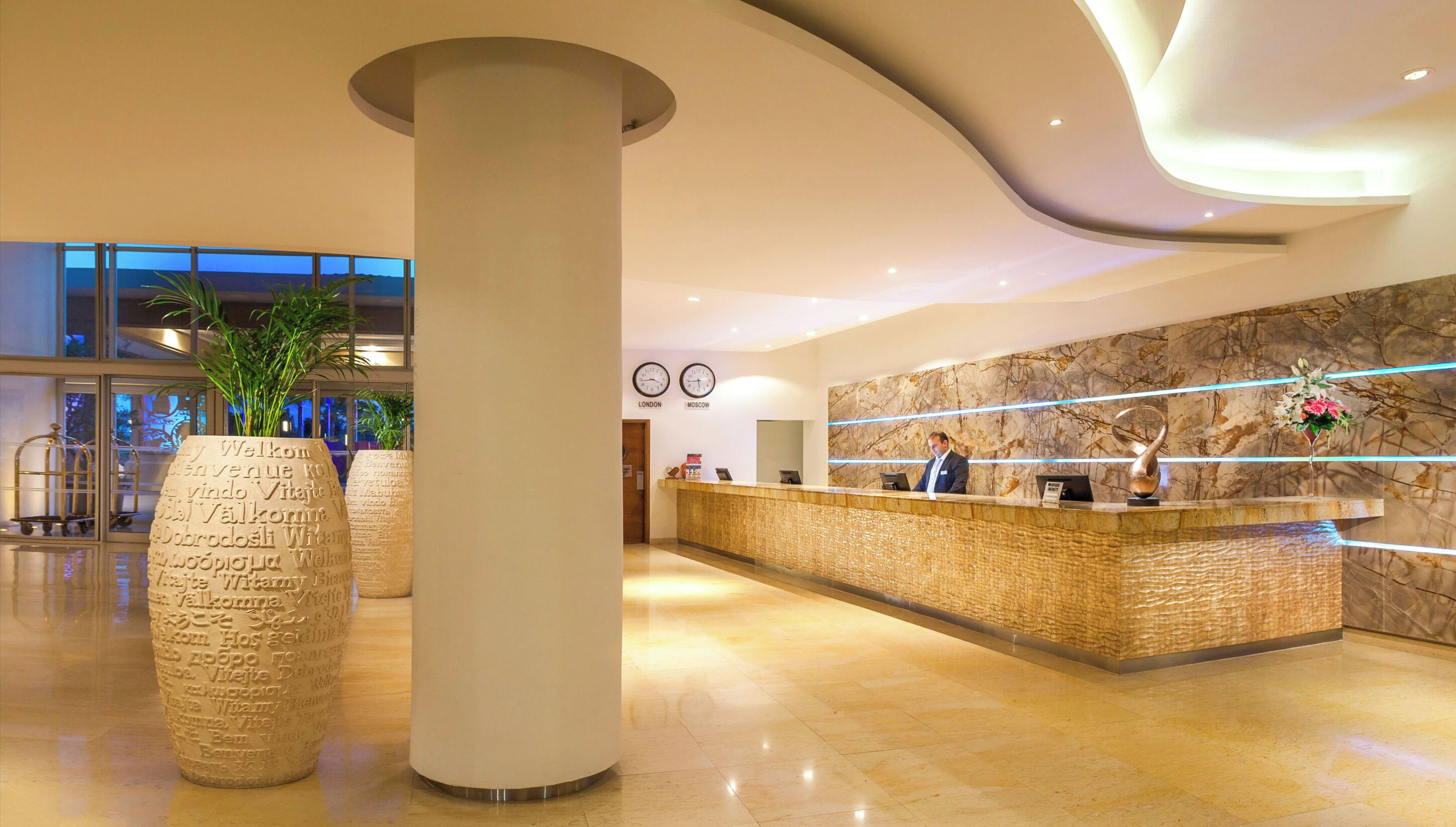 4 bars/lounges, poolside bar