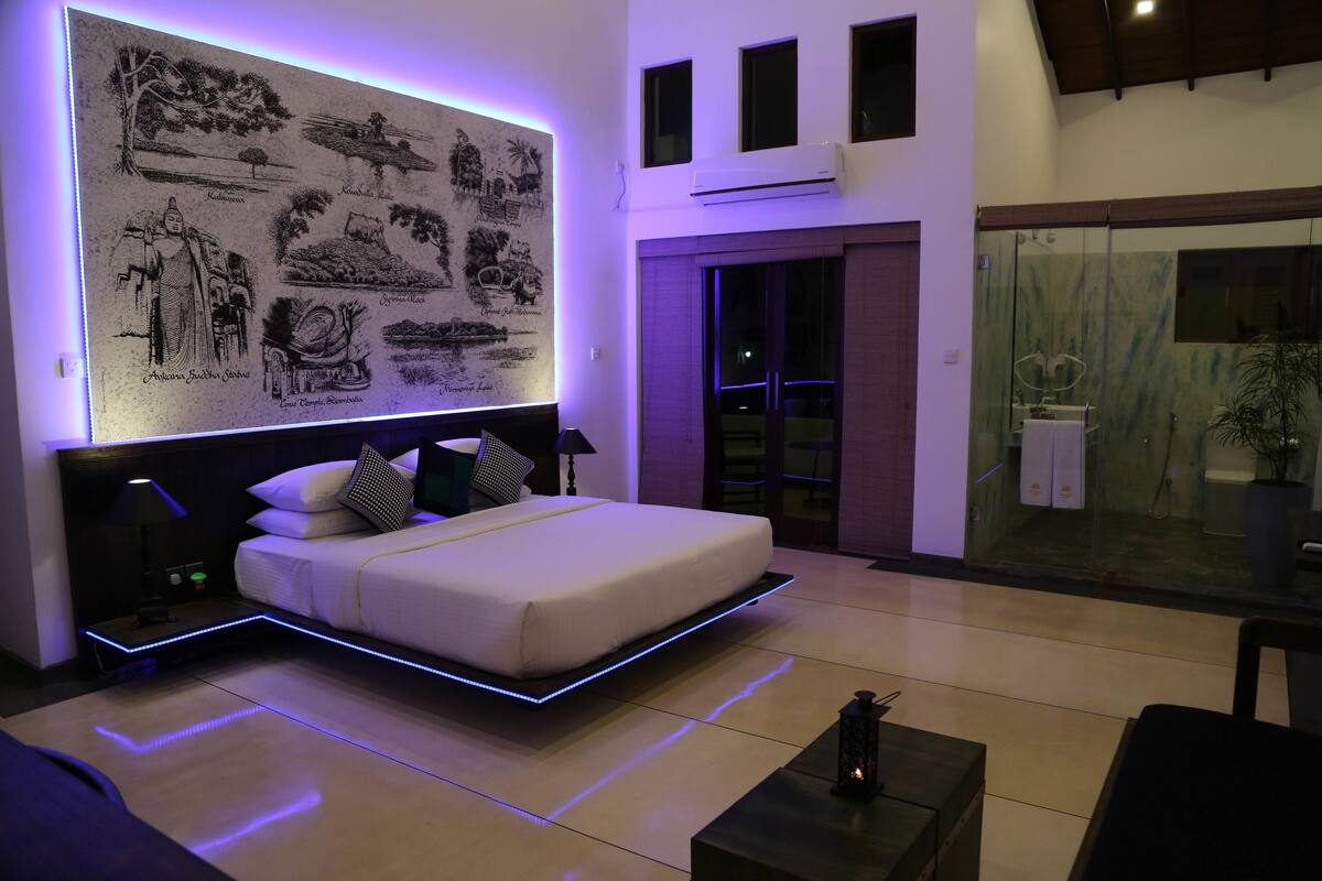 Signature Room, Jetted Tub, Pool View | 1 bedroom, Egyptian cotton sheets, premium bedding, pillow-top beds