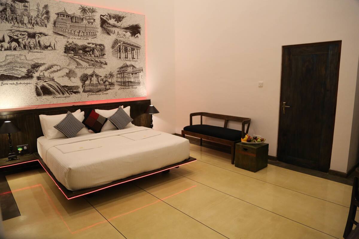 Grand Room, Jetted Tub, Pool View | Bathroom | Combined shower/bathtub, rainfall showerhead, free toiletries