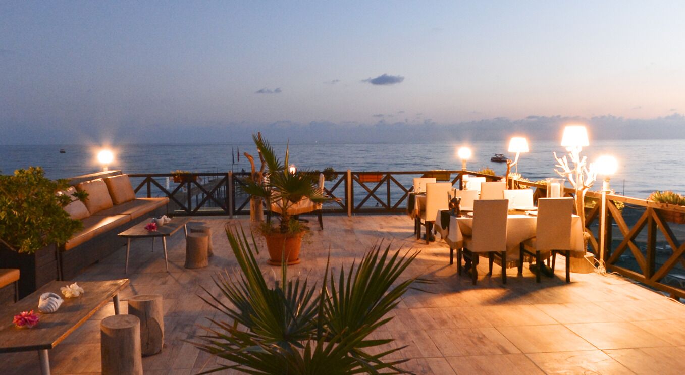 Breakfast, lunch, dinner served; international cuisine 