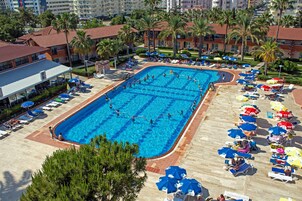 Piscine extérieure, parasols de plage, chaises longues