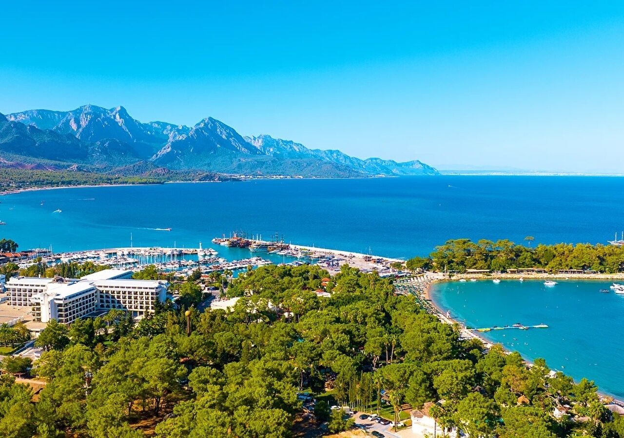 Privatstrand in der Nähe, Liegestühle, Sonnenschirme, Strandtücher