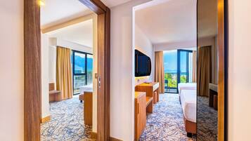 Een minibar, een kluis op de kamer, een bureau, gratis wifi