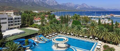 Kolam renang indoor dan 2 kolam renang outdoor