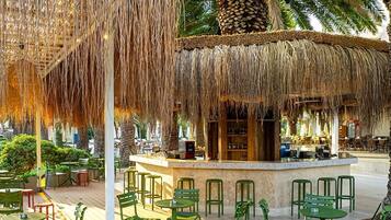 2 restaurants, breakfast served