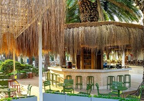 2 restaurantes, se sirve desayuno 