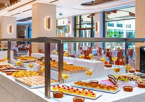 2 restaurants servant le déjeuner, le dßner et le souper