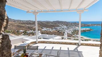 Luksusvilla, 4 soverom, adgang til basseng, sjøutsikt (Villa Thelgo 3) | Terrasse/patio