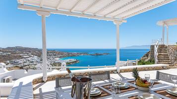 Vila superluxo, 4 quartos, acesso à piscina, vista para o mar (Villa Thelgo 3) | Terraço/pátio