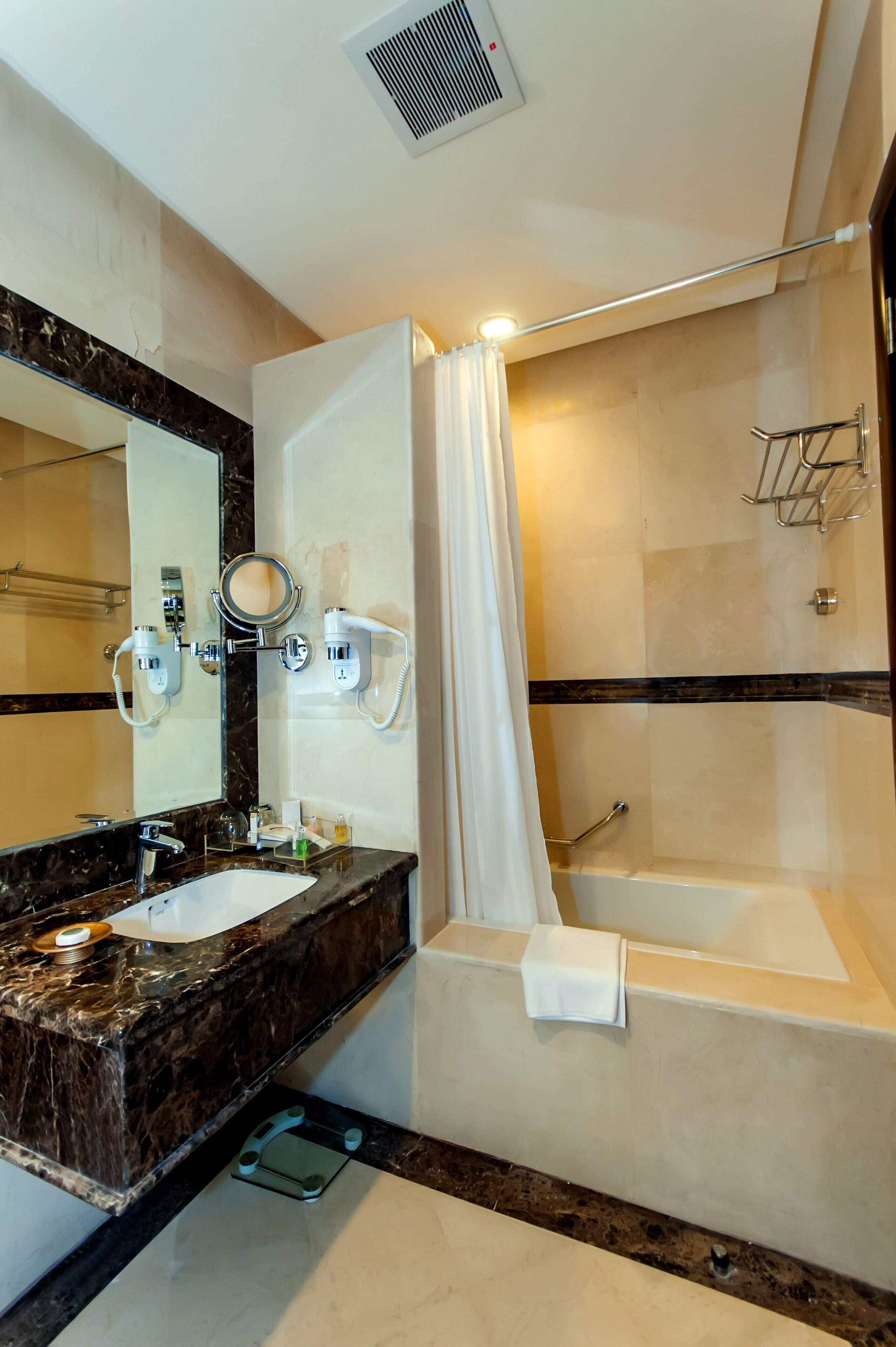 standard single room, 1 bedroom | bathroom | rainfall showerhead, free toiletries, hair dryer, bathrobes