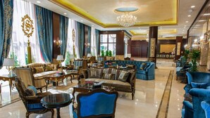 A spacious lobby with plush seating, a chandelier, and a reception area. - Suite Inn Al Riyadh  - سويت ان الرياض (Riyadh)