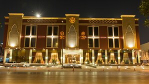 A building with a symmetrical facade, large windows, and a central entrance with a decorative arch. - Suite Inn Al Riyadh  - سويت ان الرياض (Riyadh)