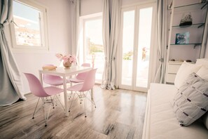Luxury Villa, 2 Bedrooms, Sea View, Beachside (Purple Haze Place) | Dining room