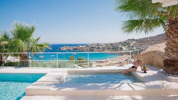 Una piscina al aire libre de temporada