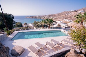 시즌별로 운영되는 야외 수영장