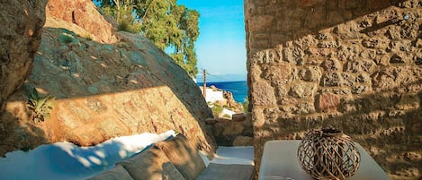 Luxury Villa, Beachside (Super Rock Retreat) | Terrace/patio