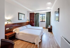 1 bedroom, desk, blackout curtains, iron/ironing board - Hotel Torrebillela (Mungia)