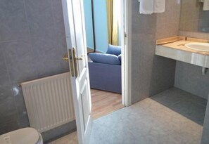Eenpersoonskamer | Badkamer | Een bad/douchecombinatie, gratis toiletartikelen, een haardroger