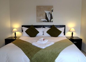 客房 (King Rooms 6) | 高档床上用品、羽绒被、客房内保险箱、特色装修