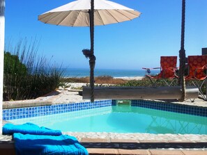 Outdoor pool, pool umbrellas, sun loungers - Absolute Beach (St. Helena Bay)