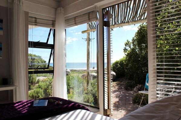 King/Twin Room with Shower & Bath | Free WiFi, bed sheets - Absolute Beach (St. Helena Bay)