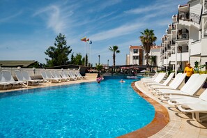 Piscina all'aperto, ombrelloni da piscina, lettini