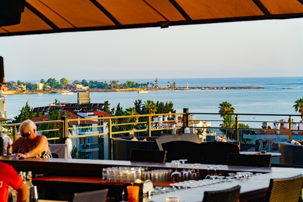 Poolside bar - Joker Side Hill Suite Hotel (Manavgat)