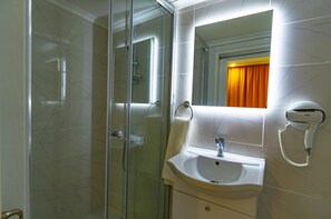 Camera Standard | Bagno | Doccia, asciugacapelli, asciugamani