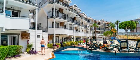 Outdoor pool, pool umbrellas, sun loungers