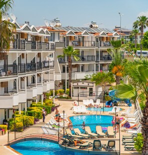 Outdoor pool, pool umbrellas, sun loungers - Joker Side Hill Suite Hotel (Manavgat)