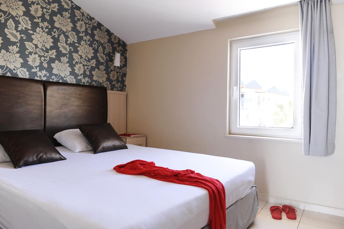 1 bedroom, premium bedding, minibar, in-room safe