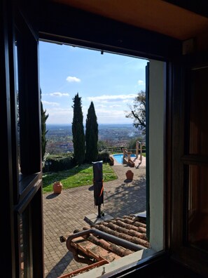 Appartamento Colle di Buggiano | Minibar, caja de seguridad en la habitación y ropa de cama 