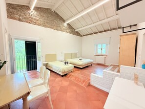 Monolocale panoramico Uzzano | Minibar, brankas, dan seprai linen