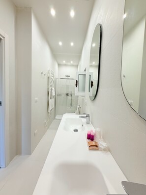 Monolocale panoramico Uzzano | Bathroom | Hair dryer, bidet, towels - Collina Toscana Agriturismo & Apartments (Monsummano Terme)