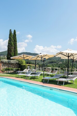 Piscine extérieure, chaises longues