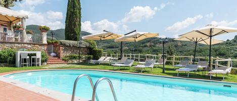 Piscine extérieure, chaises longues