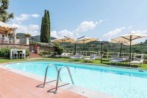 Outdoor pool, pool loungers - Collina Toscana Agriturismo & Apartments (Monsummano Terme)