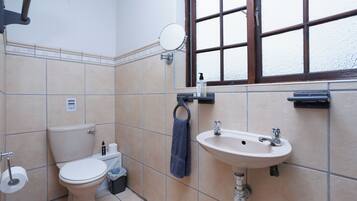 Family Apartment, 2 Bedrooms | Bathroom | Free toiletries, hair dryer, towels, soap