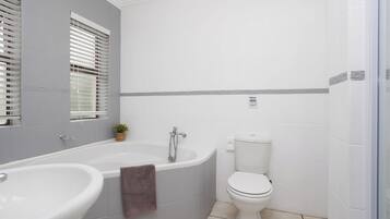 Deluxe appartement, 3 slaapkamers | Badkamer | Gratis toiletartikelen, een haardroger, handdoeken, zeep