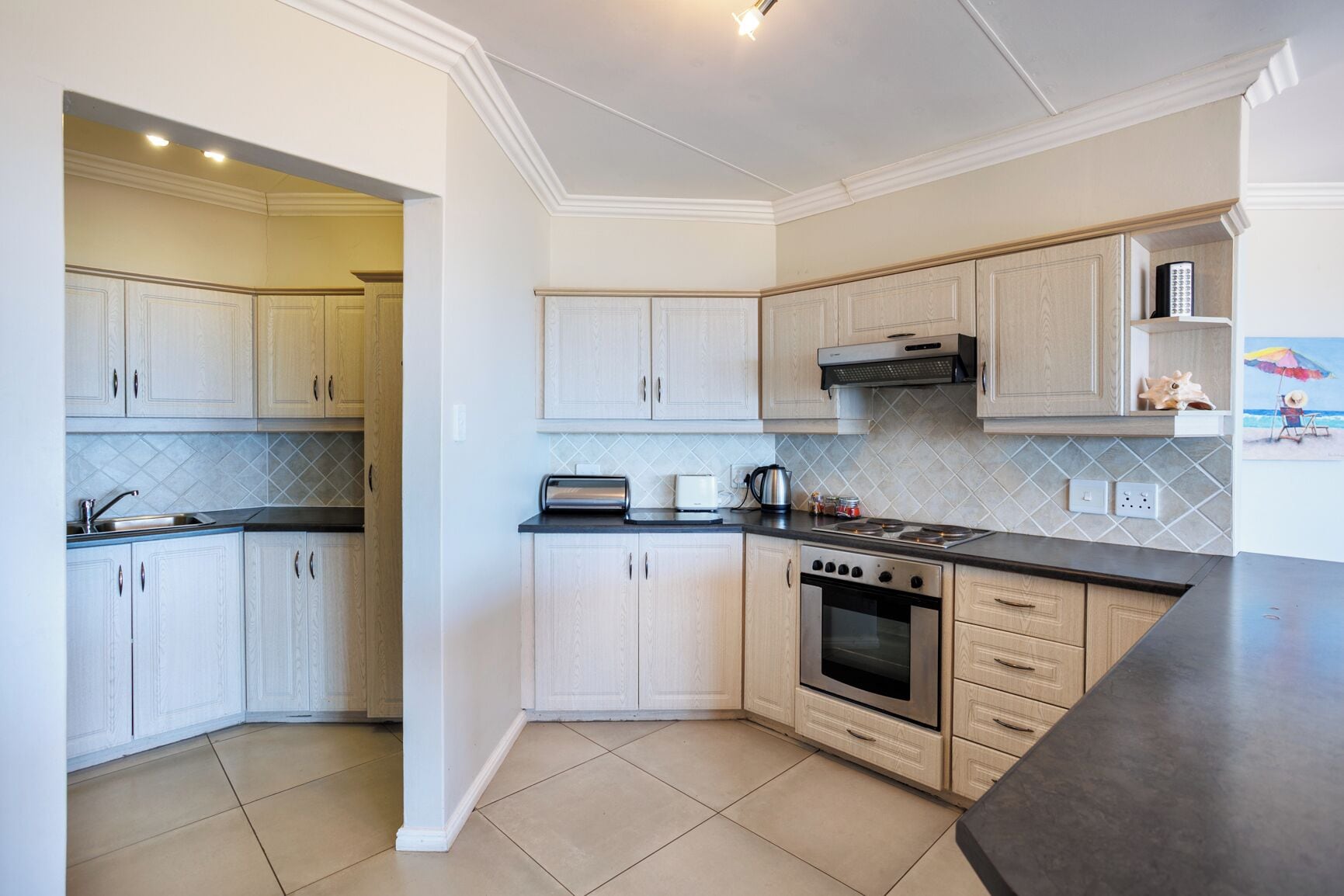 Deluxe Apartment, 3 Bedrooms | Private kitchen | Electric kettle